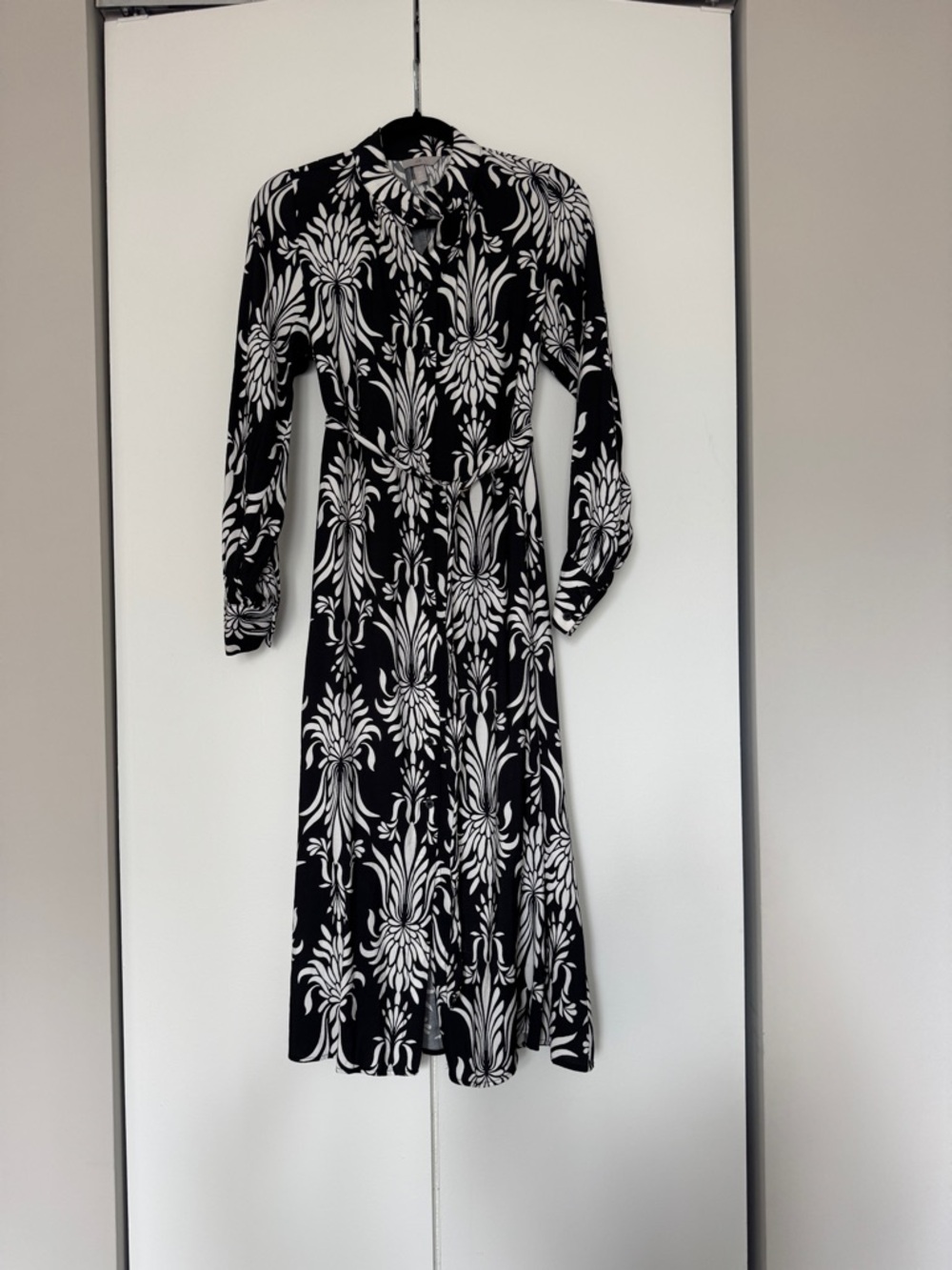H&M Black and White Long-Sleeve Printed Midi Dress - Picture 2 of 9